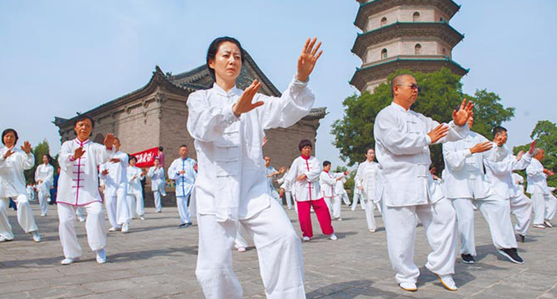 图为山西太原千余民众齐聚打太极拳.(中新社)