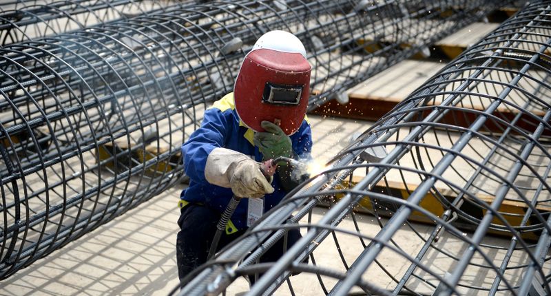 图为工人在西安站改项目工地上焊接钢筋.(新华社资料照片)