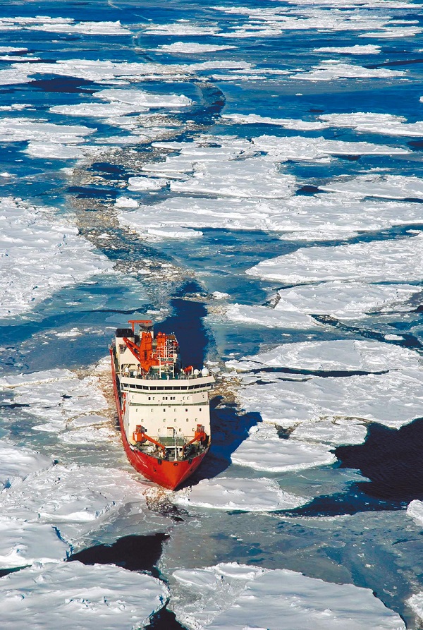大陆极地科考船「雪龙号」在南极冰区航行.(新华社资料照片)