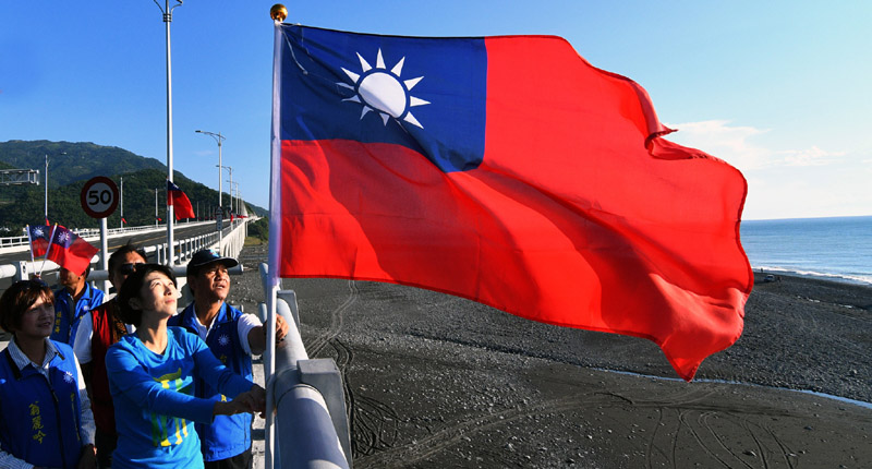 两岸同属一个中国」,一方面又提出「中华民国台湾」这一「来历不明