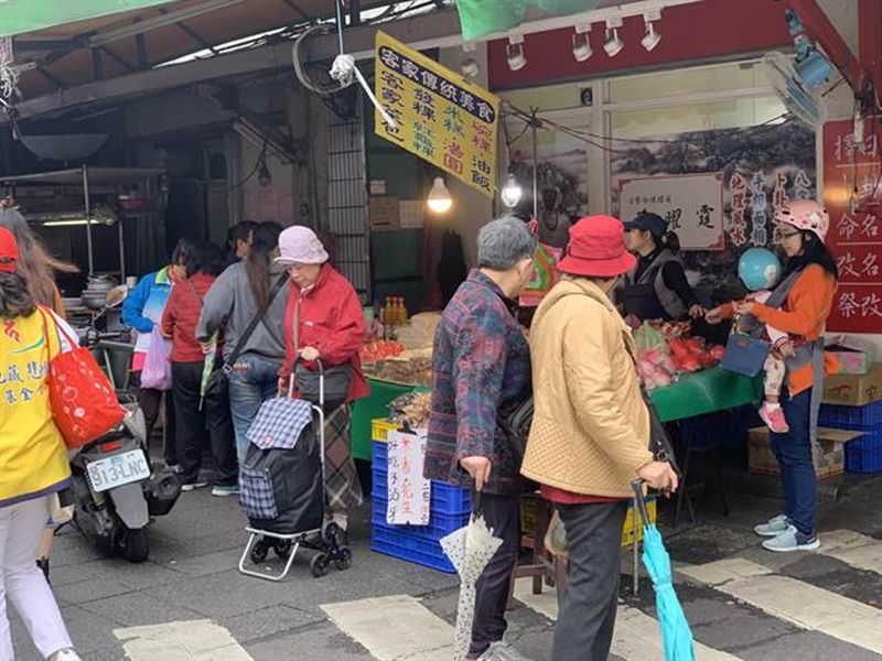 邻近板桥黄石市场的客家传统美食摊贩,在此已摆摊十余年,每天都有许多