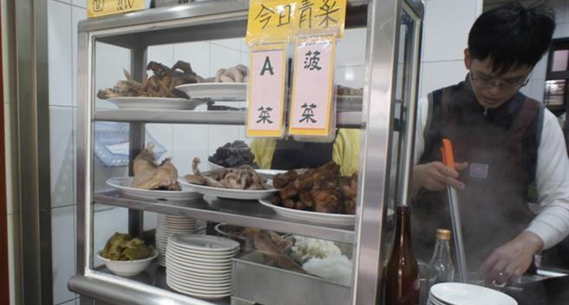 「麵哥麵嫂」除賣切仔麵,其鵝肉、粉肝、豬腸、豬尾等滷味也很有古早味。(馮惠宜攝)