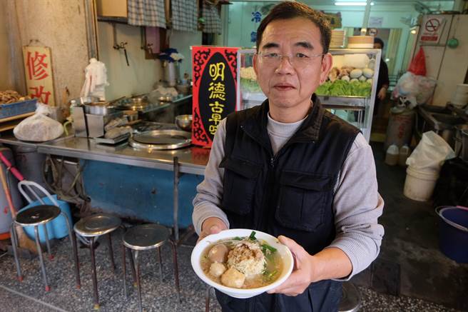 明德切仔麵第3代老闆吳建立,保留古早味麵條、肉燥與湯頭。(張朝欣攝)