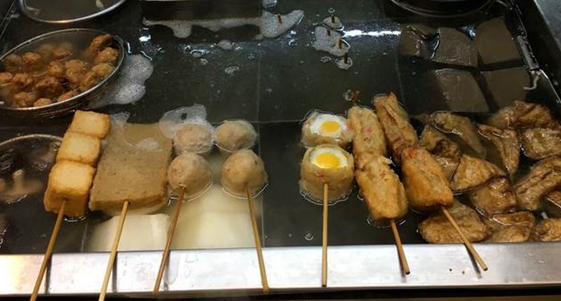 吳政憲賣的甜不辣屬於高雄口味,菜色多樣。(廖素慧攝)