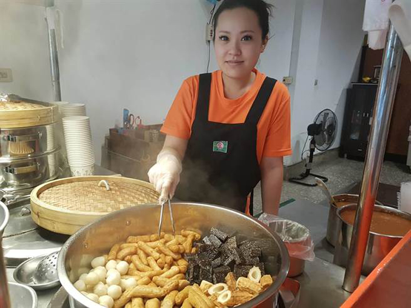台中北區太河手工阿給店內「招牌甜不辣」,以古早蒸籠裡蒸煮2個小時,Q彈的甜不辣沒有油膩感。(張妍溱攝)