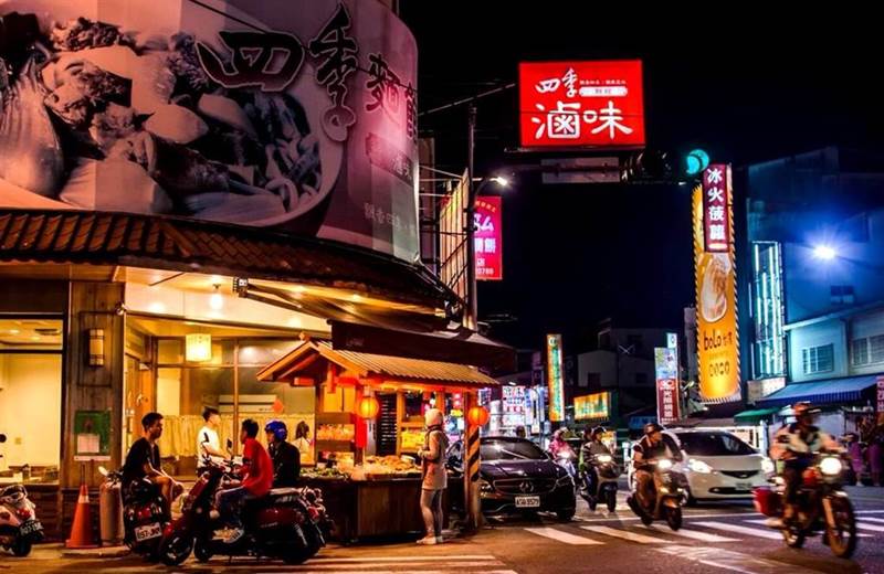 埔里四季滷味店在埔里鎮公所前的十字路口,店面極為醒目。(楊樹煌攝)