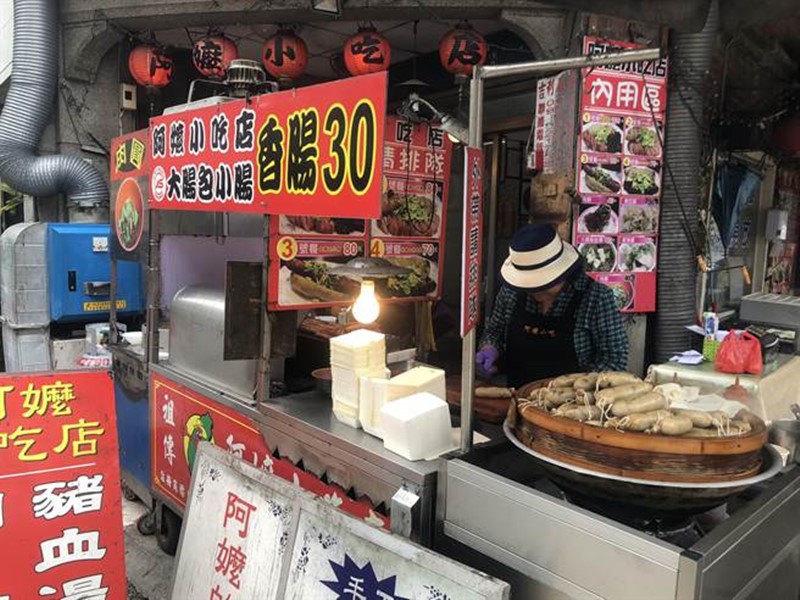 大溪阿嬤小吃店,是不少人的最愛。(賴佑維攝)