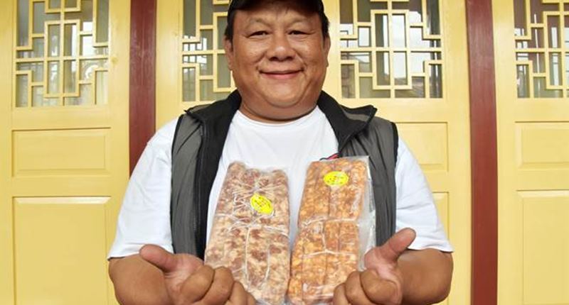 陳慶祥賣的手工香腸,已傳承第3代,是不少新港當地人從小到大,吃不膩的好滋味。(呂妍庭攝)