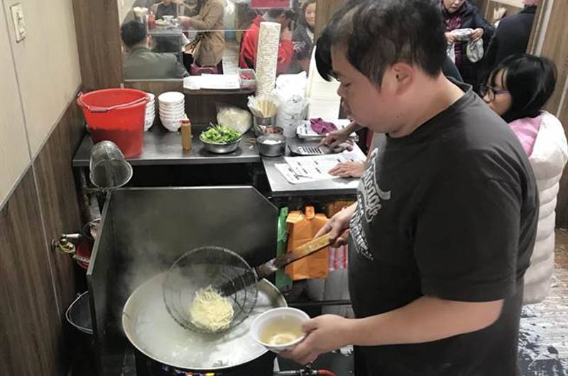飄香近1甲子的在地好味道切仔麵「楊家意麵」。(陳育賢攝)