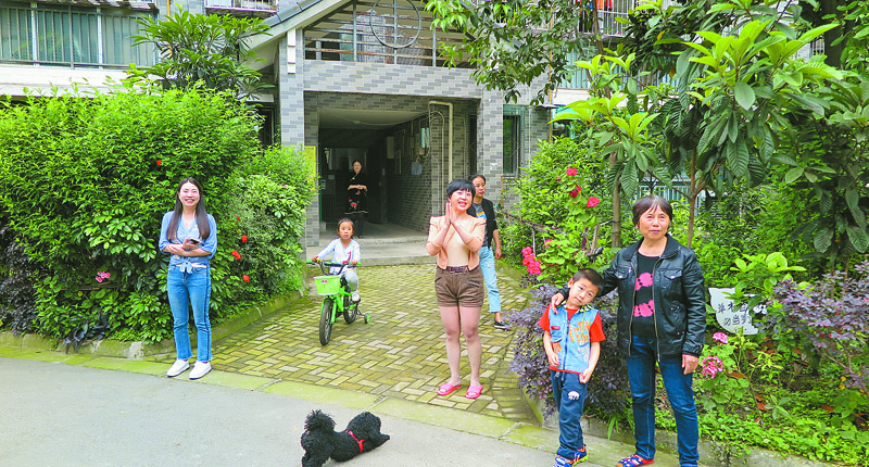 居住於四川都江堰台灣愛心家園的居民,感謝台灣同胞在汶川地震後的協助。(記者陳政錄攝)