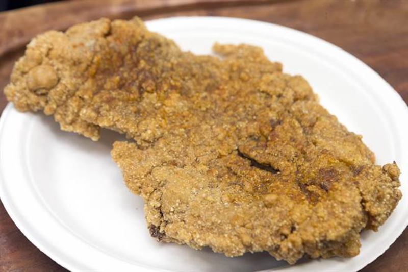 熊厚呷的雞排嚴選了通過CAS檢驗國產雞排肉,每一塊都足6兩重,再裹上炸雞粉後,以新鮮的調和油當日現炸,不但保留了食材原味,而且外酥內嫩,讓人忍不住一口接一口。(陳麒全攝)
