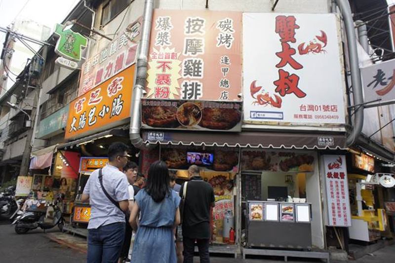 位於台中逢甲慶和街的「碳烤按摩雞排」經常都有排隊人潮。(馮惠宜攝)