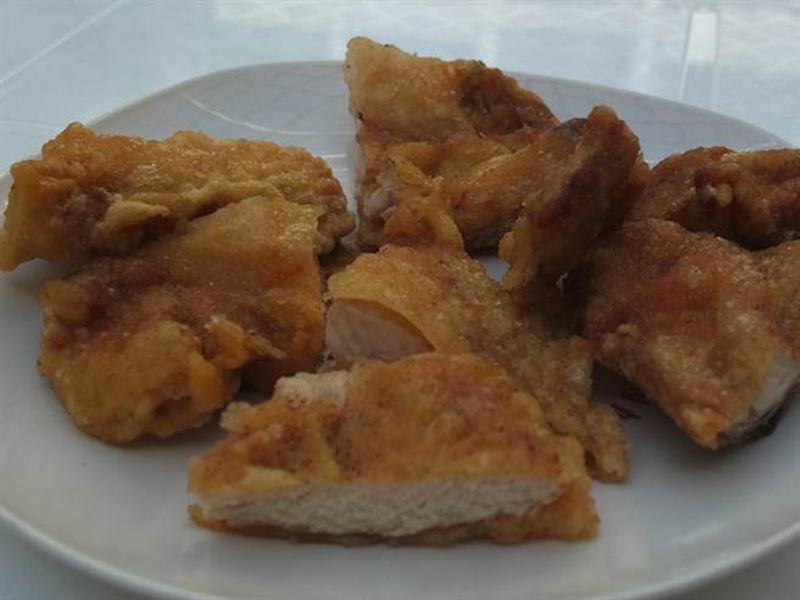 外皮炸得金黃酥脆,雞排若切,湯汁也不會從切面流失,仍保有Q彈口感。(張伊珊攝)