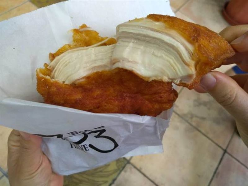 三拾三創意炸物的脆皮雞排厚度十足。(曹明正攝)