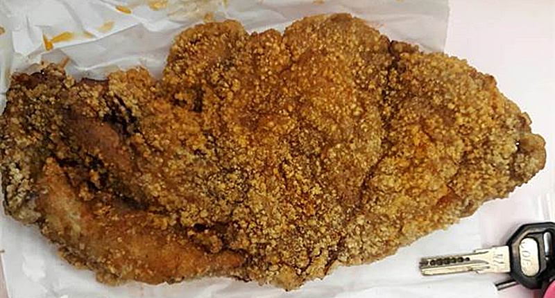 「瑪丹娜雞波霸」香雞排份量十足,外酥內嫩,咬起來多汁不乾澀。(陳淑娥攝)