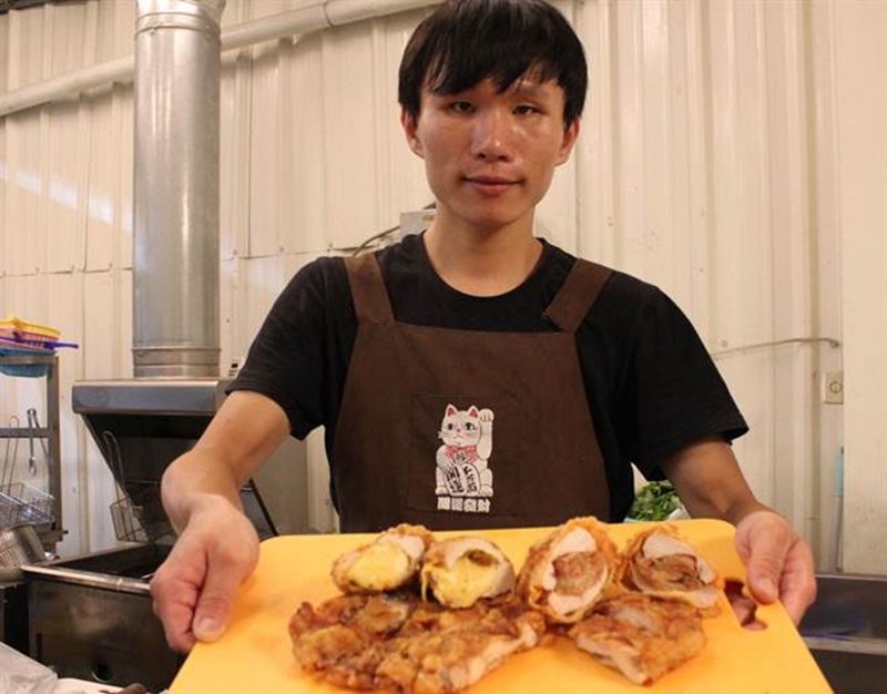 彰化市明記大塊雞排老闆馬瑜鴻,將淡江人氣美食爆漿起司雞排帶到彰化,還注入創意,讓雞排不只是雞排,還有包泡菜、起司芥末黃醬等多樣的口味。(吳敏菁攝)