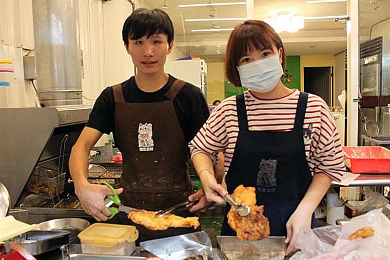 彰化市明記大塊雞排老闆馬瑜鴻和女友經營的雞排店,別出心裁口味,吸引顧客大排長龍。(吳敏菁攝)