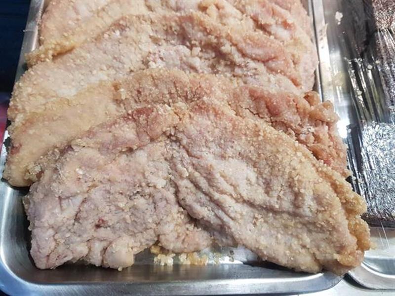 比臉大雞排每日限量10個。(楊漢聲攝)