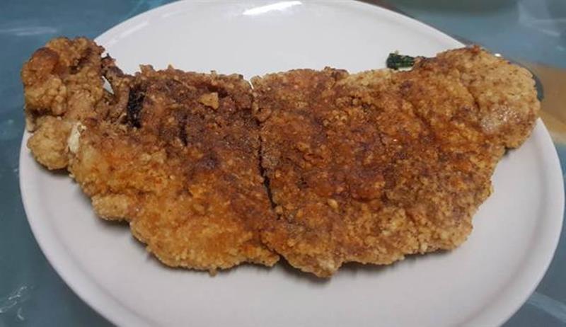 比臉大雞排每日限量10個。(楊漢聲攝)