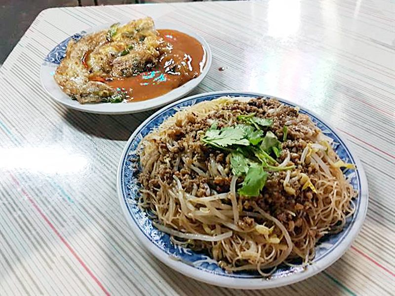 新北市中和區海山宮前「廟口蚵仔攤」創立至今逾40年,店內的炒米粉、蚵仔煎都是招牌。(葉書宏攝)