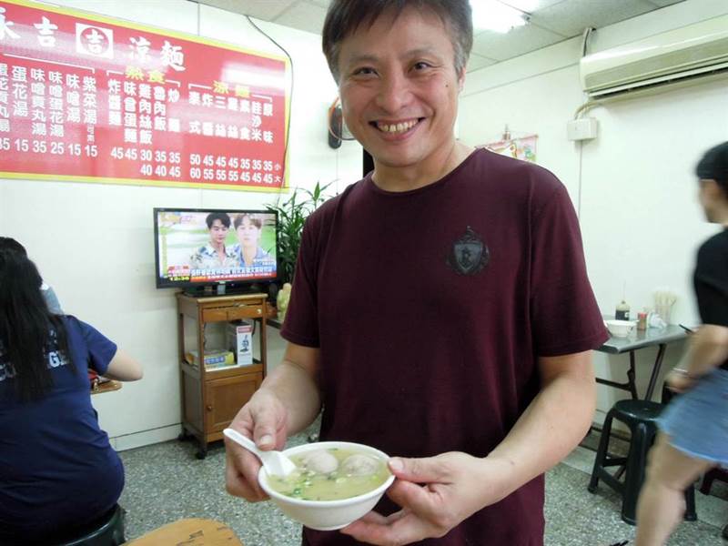 永吉涼麵的貢丸湯深受歡迎。(陳俊雄攝)