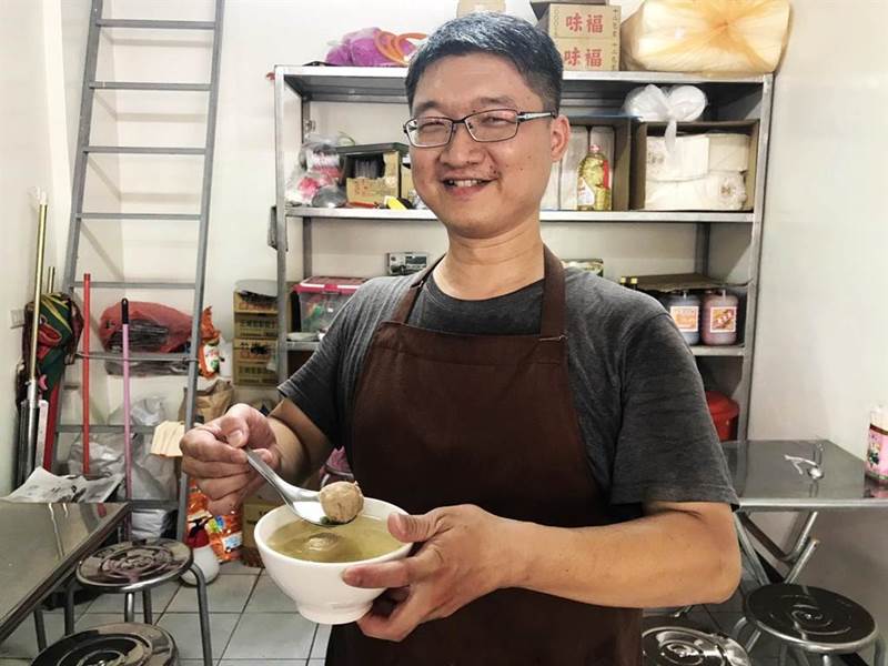 「阿駿古早味小吃」老闆劉凱駿才30多歲,賣的卻是劉家傳承3代的古早味。(呂妍庭攝)