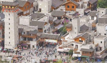 5月12日,汶川地震10周年,昔日滿目瘡痍的災區如今面貌一新,遊客在四川北川新縣城步行街遊覽。(新華社)