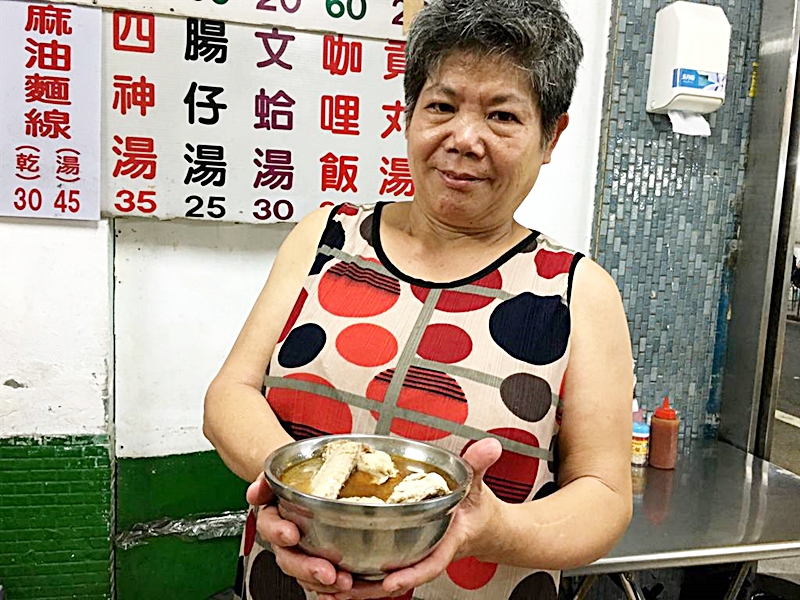 嘉義市原文化路麻油雞老闆娘鍾燕萍煮的麻油雞有媽媽的味道。(廖素慧攝)
