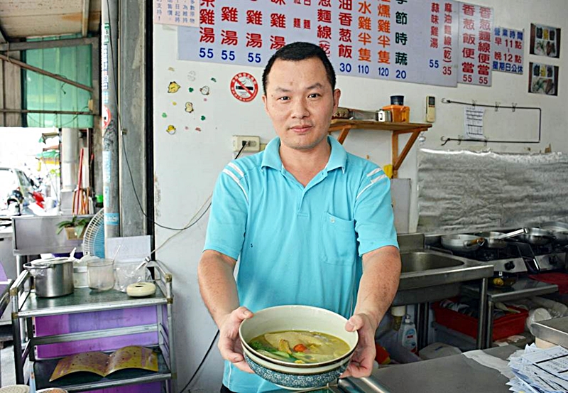 一碗對子女關愛的麻油雞湯,成了許家銘創業契機。(林和生攝)