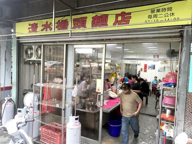 土城清水橋頭麵店聲名早已不脛而走,店裡經常座無虛席。(陳俊雄攝)