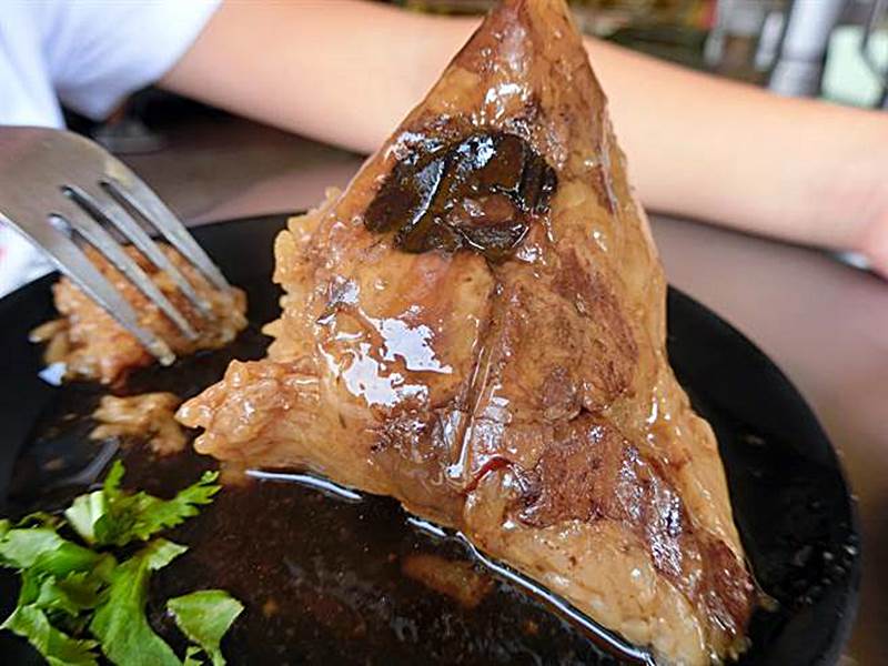 「圓環頂菜粽肉粽專家」在台南已有超過一甲子的歷史,是許多台南人用來開啟一天的美味早餐。(曹婷婷攝)