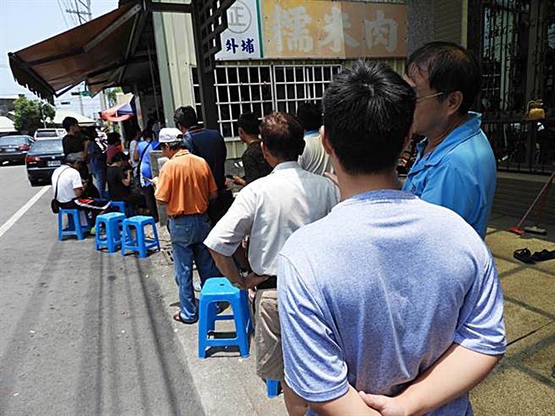 「外埔田媽媽肉粽」隨著五五話端陽的節日到來,買肉粽的人潮天天大排長龍。(陳世宗攝)