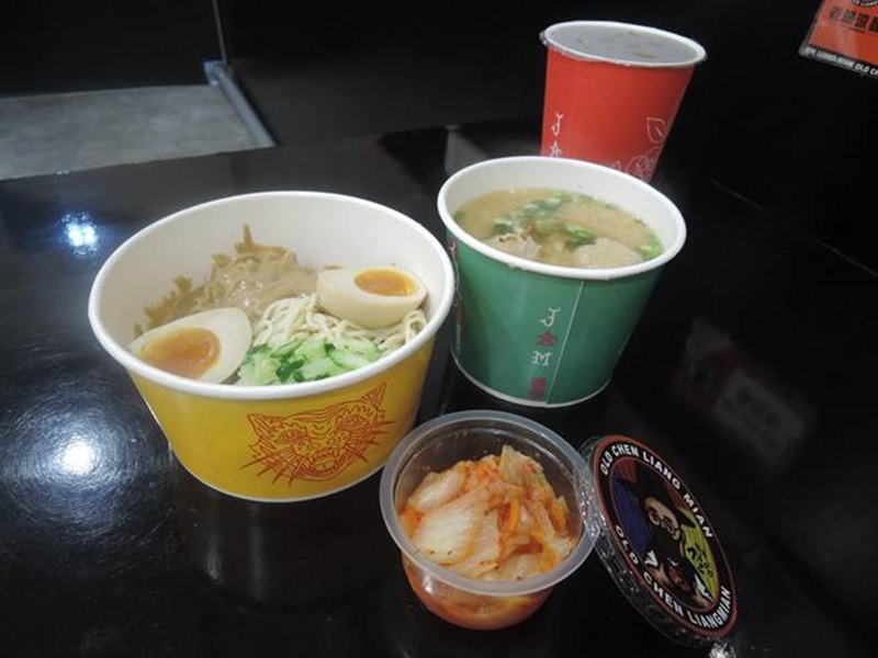 「老陳涼麵」以麻醬加炸醬的雙醬涼麵和溏心蛋2大招牌打響名號。(王揚傑攝)