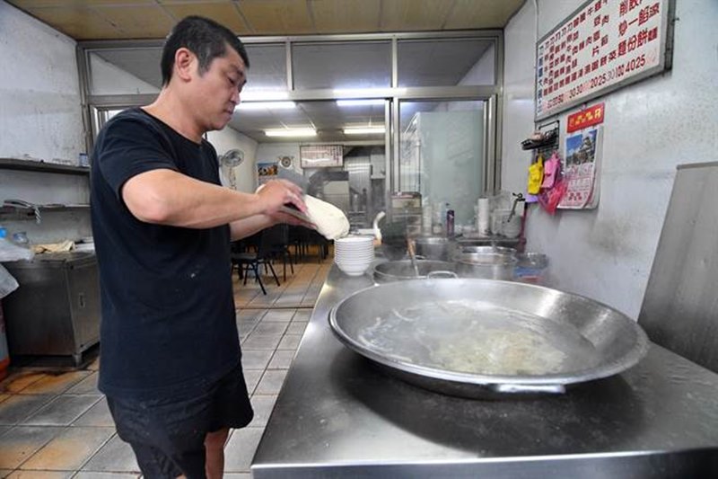 台東北平半畝園的老闆李致安削麵片的刀法相當俐落。(莊哲權攝)