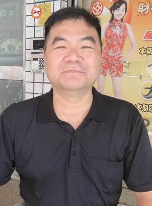 李春錫(50歲,彩券行老闆)