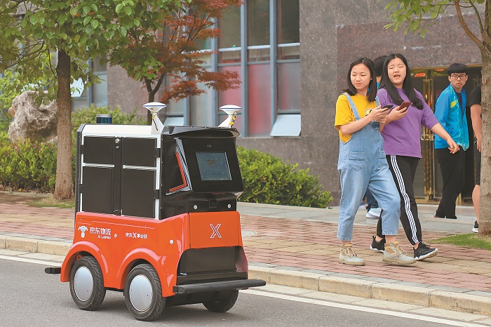 京東配送機器人無人操控,能自行迴避障礙及往來車輛、行人,吸引路人注意。(中新社資料照片)