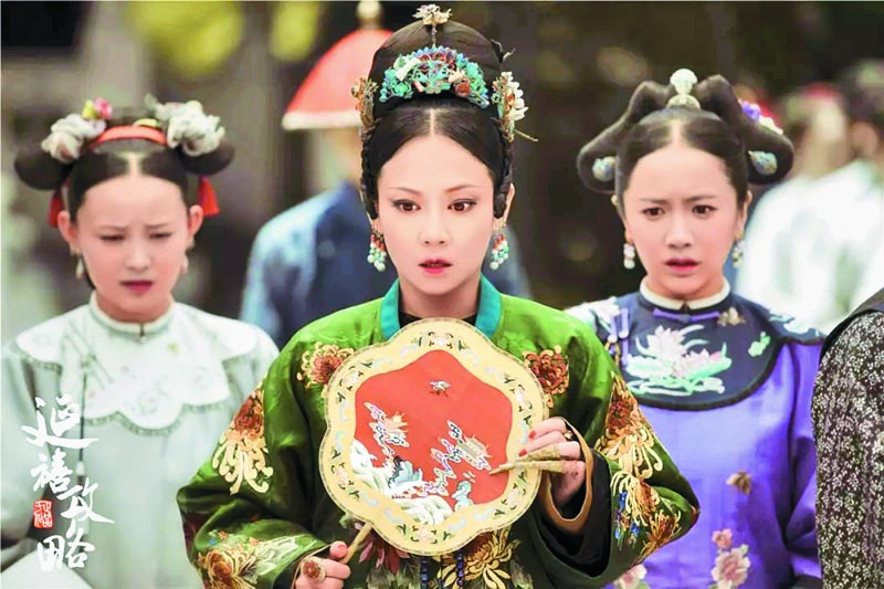 清宮織繡類團扇以緙絲最為精美,「高貴妃」所用之扇則仿製清朝紅色緙絲烏木雕花柄團扇。(取自豆瓣網)