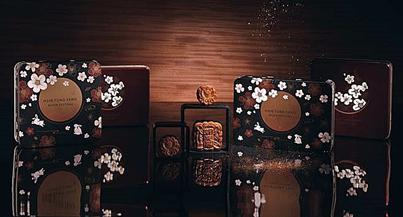 新東陽「經典廣式月餅禮盒1號」堅持手作,並添加金箔,秋節送禮誠意十足。(新東陽提供)