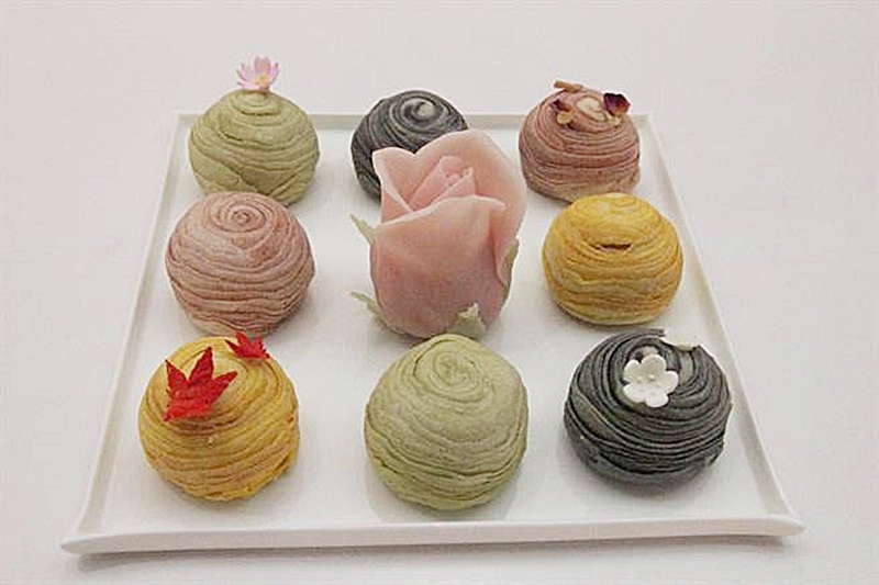 5款9顆的1組《四時花語》月餅禮盒,獲得台灣金餅獎創意花博組金餅獎。(陳淑芬攝)