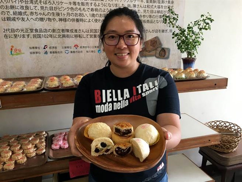 李孟穎接棒老字號光正堂餅店,台式傳統月餅有新意。(廖素慧攝)