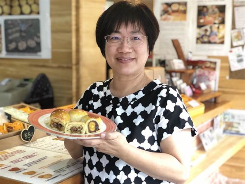 恆春鎮「洋蔥田」每年一到中秋佳節,老闆娘張嘉芬就會推出3款限定版口味的月餅。(謝佳潾攝)