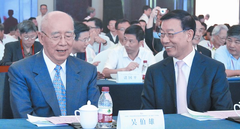 「2018浙台合作周寧波專場活動啟動儀式」9月13日在寧波登場。國民黨前主席吳伯雄(左)與大陸機電商會台北辦事處主任李榮民(右)皆受邀出席。(記者陳柏廷攝)