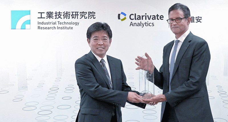 全球領先情報資訊供應商科睿唯安IP事業群總裁 Daniel Videtto(右)頒贈「科睿唯安全球百大創新機構獎」,由院長劉文雄(左)代表領獎。(工研院提供)