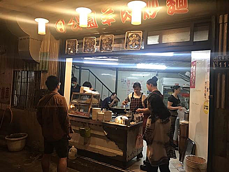 新竹市18巷公園羊肉炒麵每天飄香至午夜,是晚餐與宵夜的好選擇。(陳育賢攝)