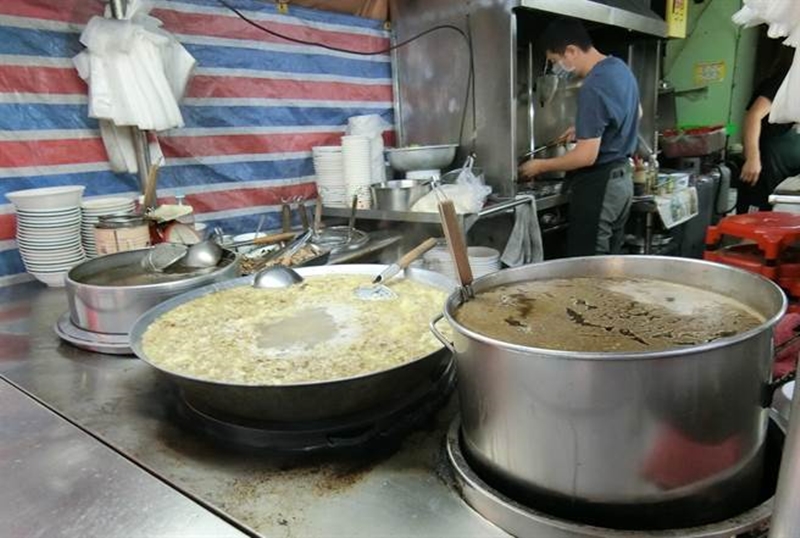 「姊妹牛羊肉」攤位前大鍋滷牛雜、當歸、牛肉等,成為美食招牌。(盧金足攝)