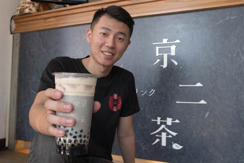 「京二茶」冷飲店老闆李奕勳說,他年輕創業,不惜高本及繁複製程,以好吃及薄利多銷打造品牌。(陳淑芬攝)