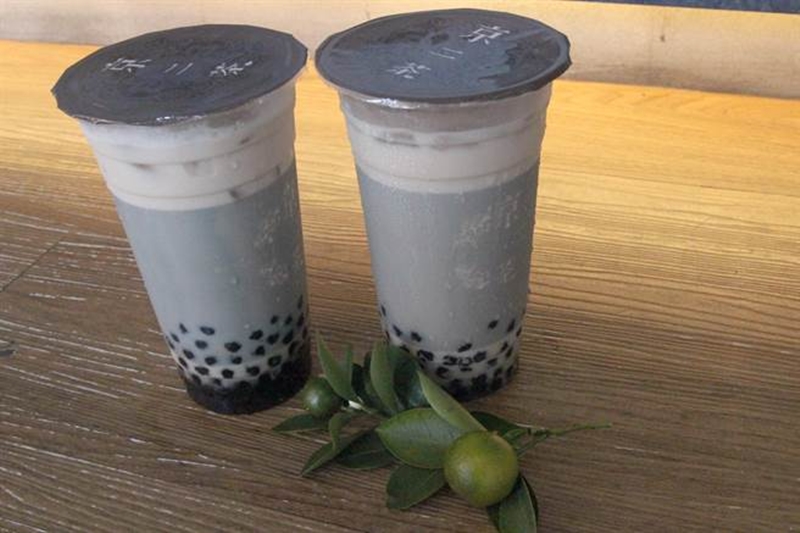 「京二茶」冷飲店薄利多銷,精製的珍奶佔銷售量6成。(陳淑芬攝)