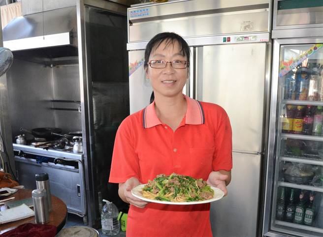 老闆娘端著大份的羊肉炒麵,夠一家人3至4人品嘗;大份羊肉麵150元。(林瑞益攝)