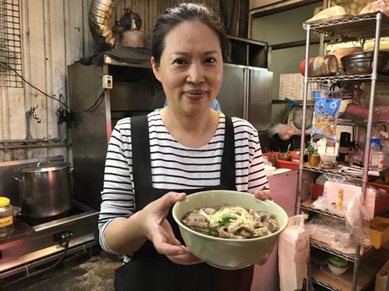 土城屏東羊肉大王羊肉麵,是店內許多顧客必點美食,黃老闆娘聊到自家的麵,相當驕傲。(葉德正攝)