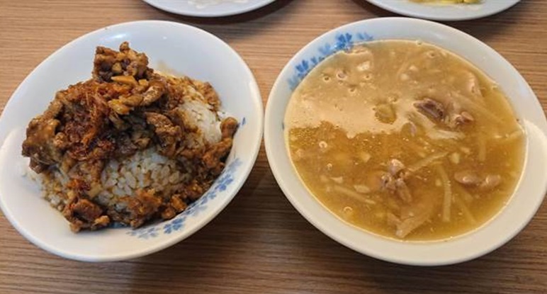 酸甜可口的鴨肉羹配上香鹹的鴨肉飯,堪稱絕配。(吳岳修攝)